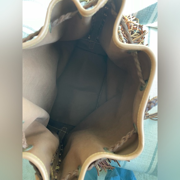 Louis Vuitton - Picture 3 of 7